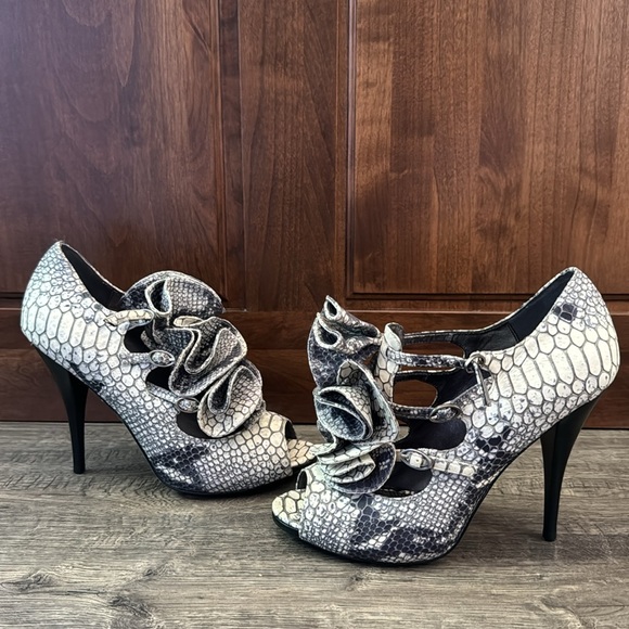 Saks Fifth Avenue Ruffled Snake Print Heels, leather 8.5, open toe, 4.5” heel - Picture 3 of 8